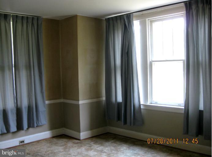512 Back River Neck Road Essex, MD 21221 - Photo 5 of 28 Living Room