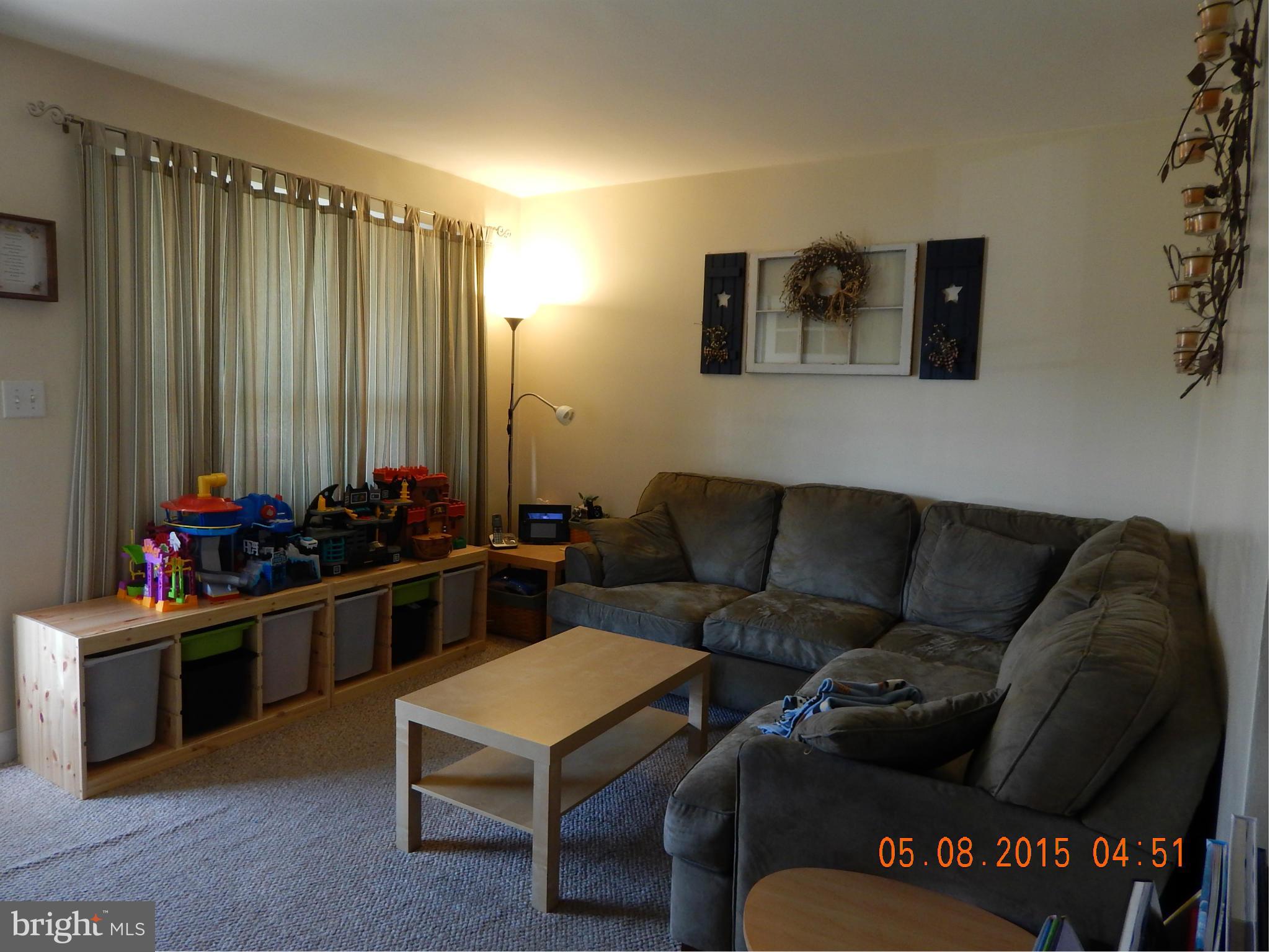 725 Middlesex Road Baltimore, MD 21221 - Photo 5 of 23 Living Room