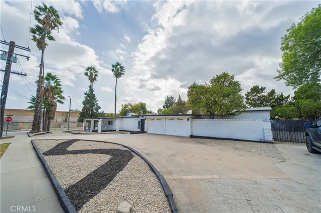 a view of a backyard