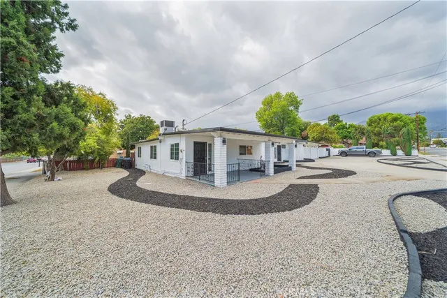 a view of a house with entertaining space