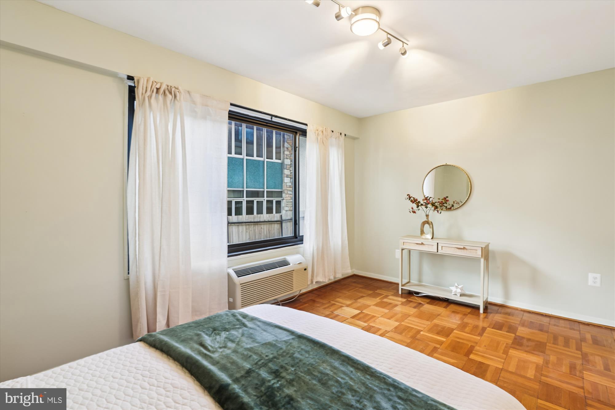 3601 Wisconsin Avenue Northwest, Unit 111 Washington, DC 20016 - Photo 20 of 82 a bedroom with a bed and a window