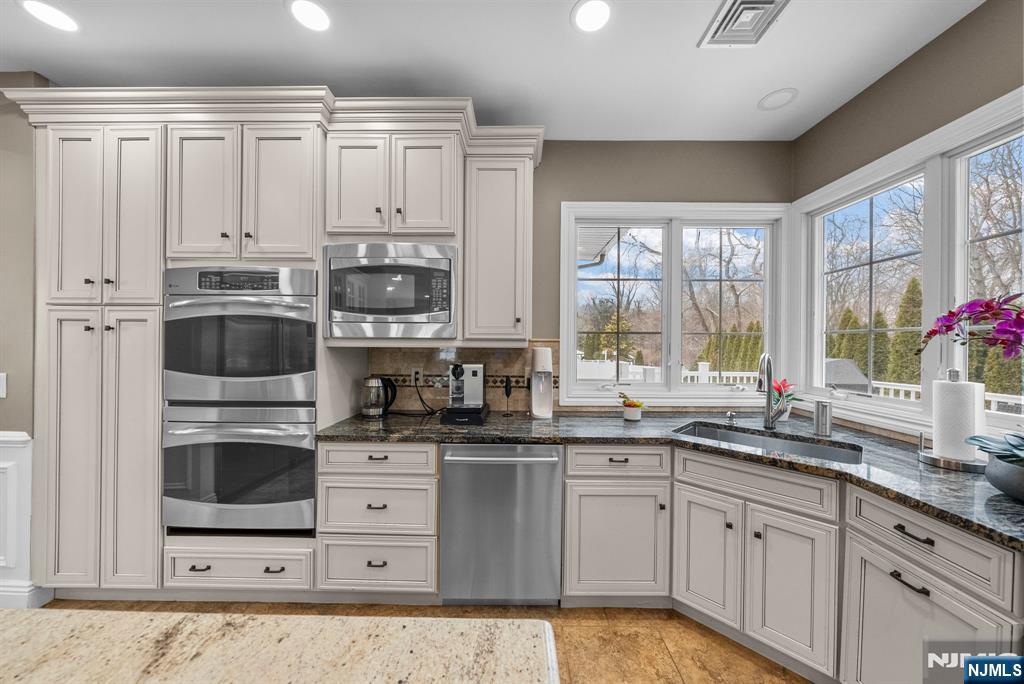 461 Arthur Terrace Paramus, NJ 07652 - Photo 11 of 50