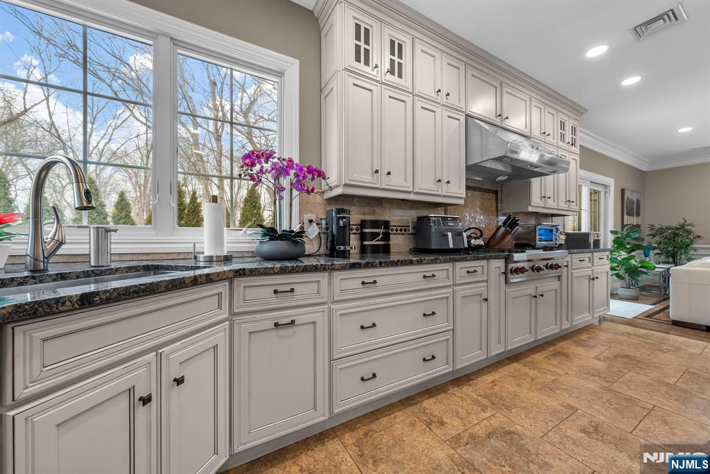 461 Arthur Terrace Paramus, NJ 07652 - Photo 12 of 50