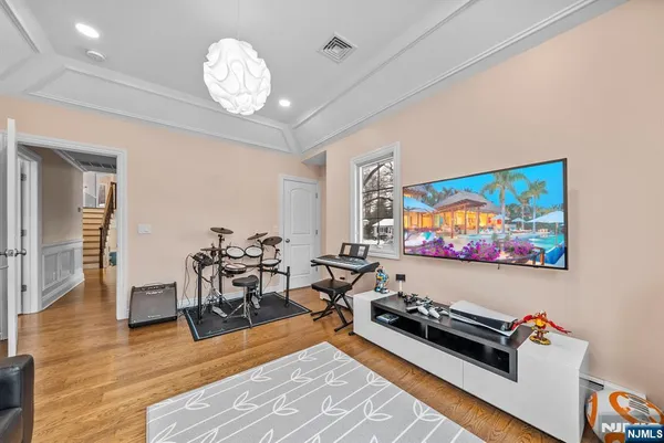 $1,699,999 | 461 Arthur Terrace, Paramus, NJ 07652