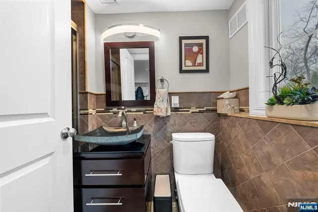 $1,789,999 | 461 Arthur Terrace, Paramus, NJ 07652