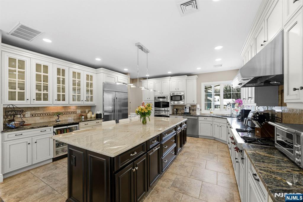 461 Arthur Terrace Paramus, NJ 07652 - Photo 9 of 50