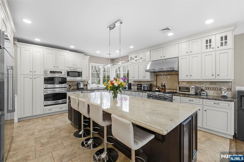 461 Arthur Terrace Paramus, NJ 07652 - Photo 10 of 50