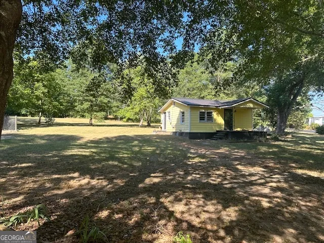 a view of a house with a yard