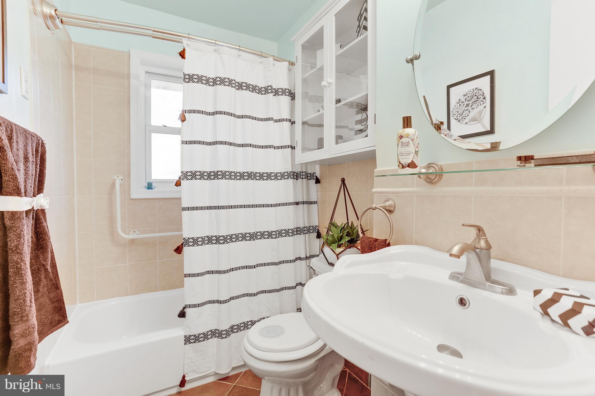 7127 Dalhouse Street Springfield, VA 22151 - Photo 17 of 30 Hall Bath