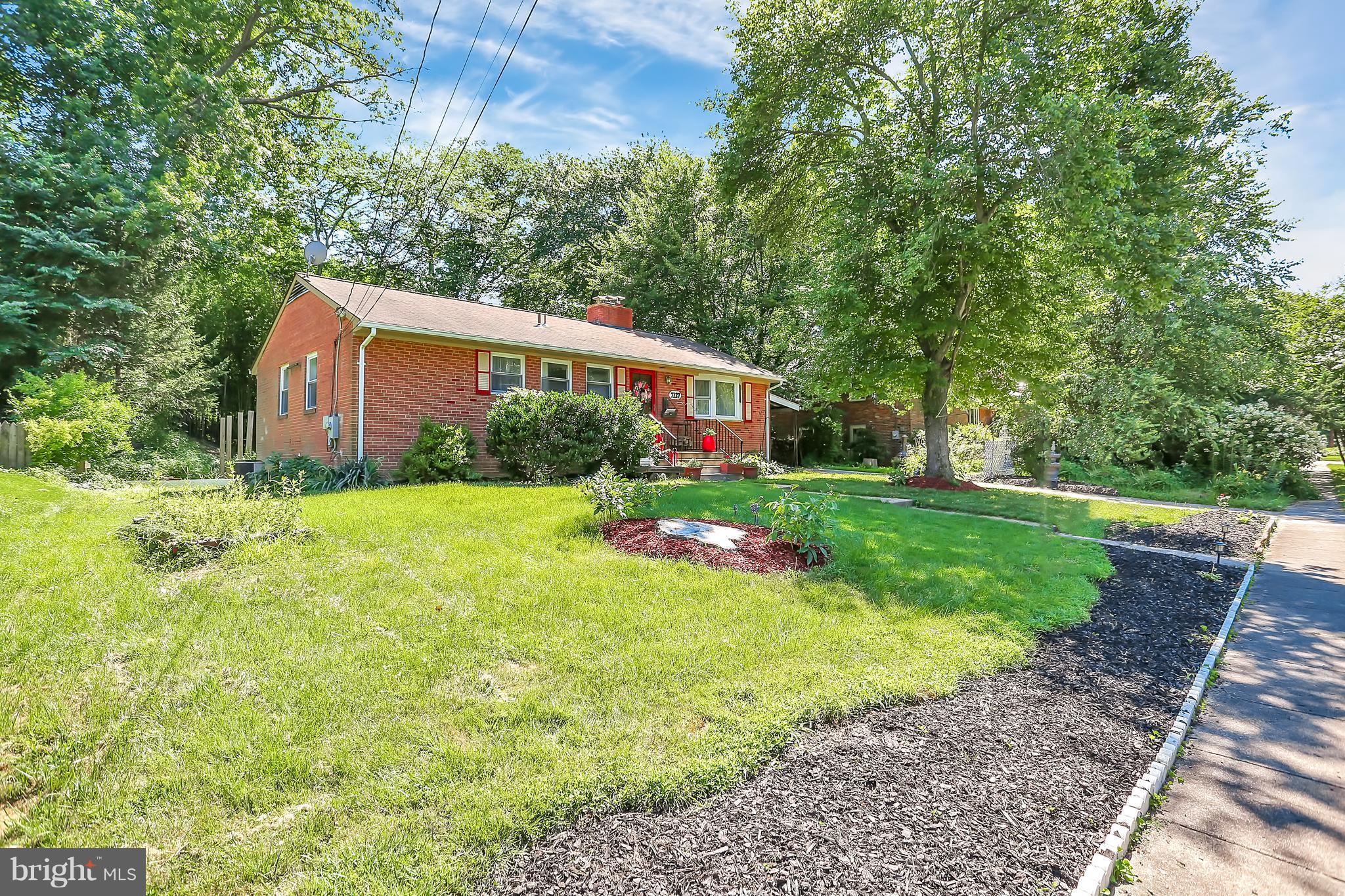 7127 Dalhouse Street Springfield, VA 22151 - Photo 26 of 30 Exterior w/Nice Flower Beds