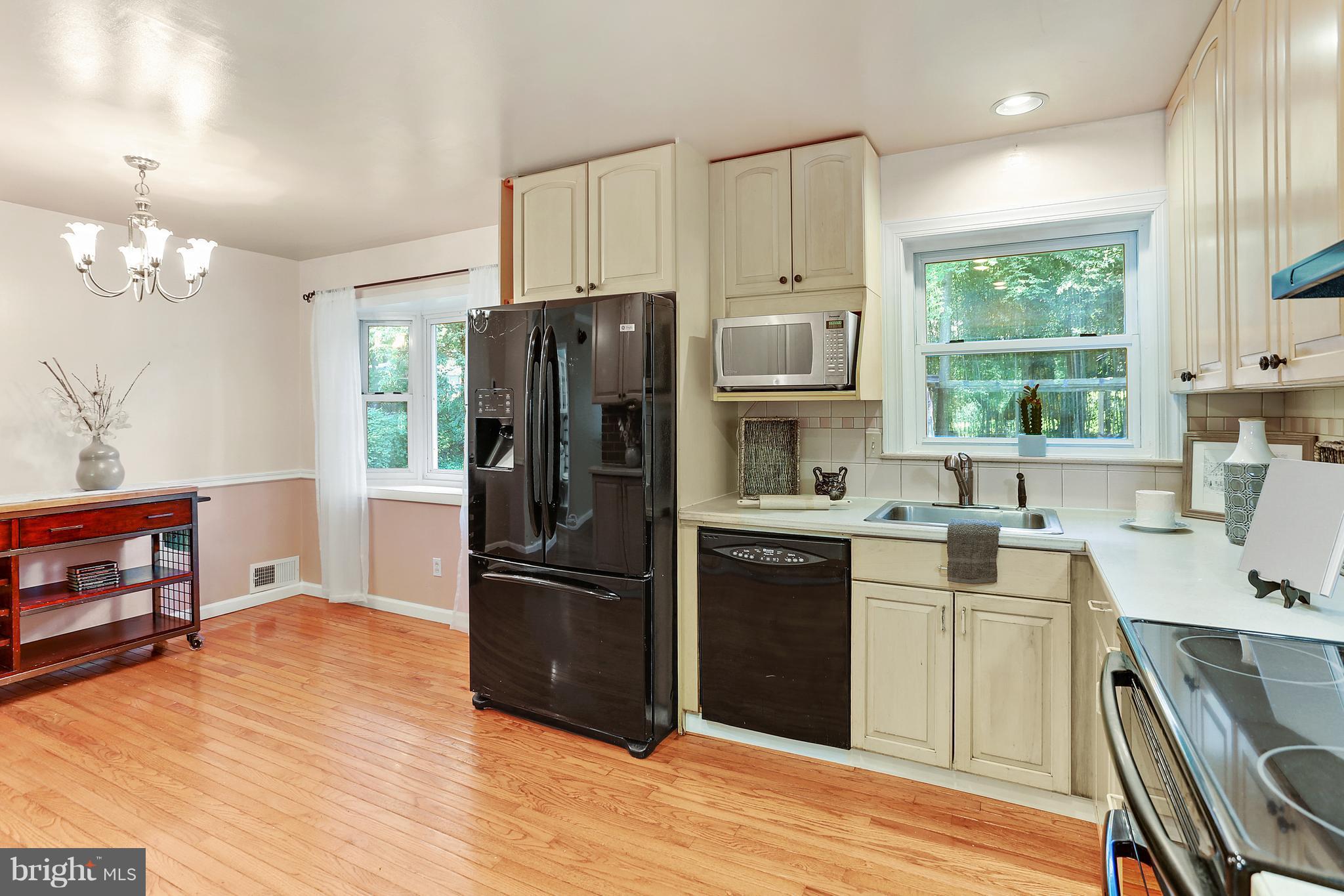 7127 Dalhouse Street Springfield, VA 22151 - Photo 4 of 30 Spacious Kitchen w/Top of Line Appliances.