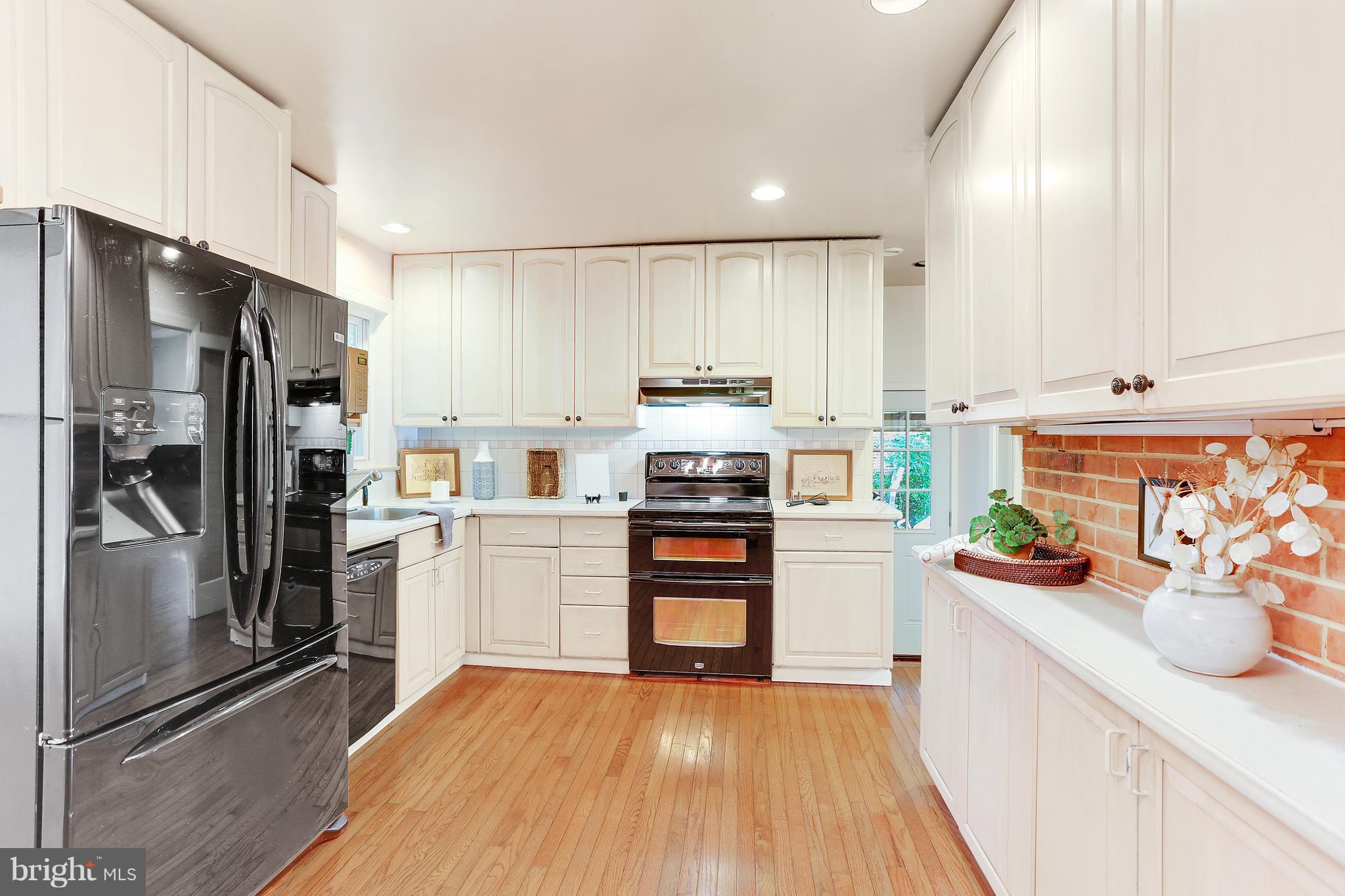 7127 Dalhouse Street Springfield, VA 22151 - Photo 5 of 30 Glass Top Range with Double Oven