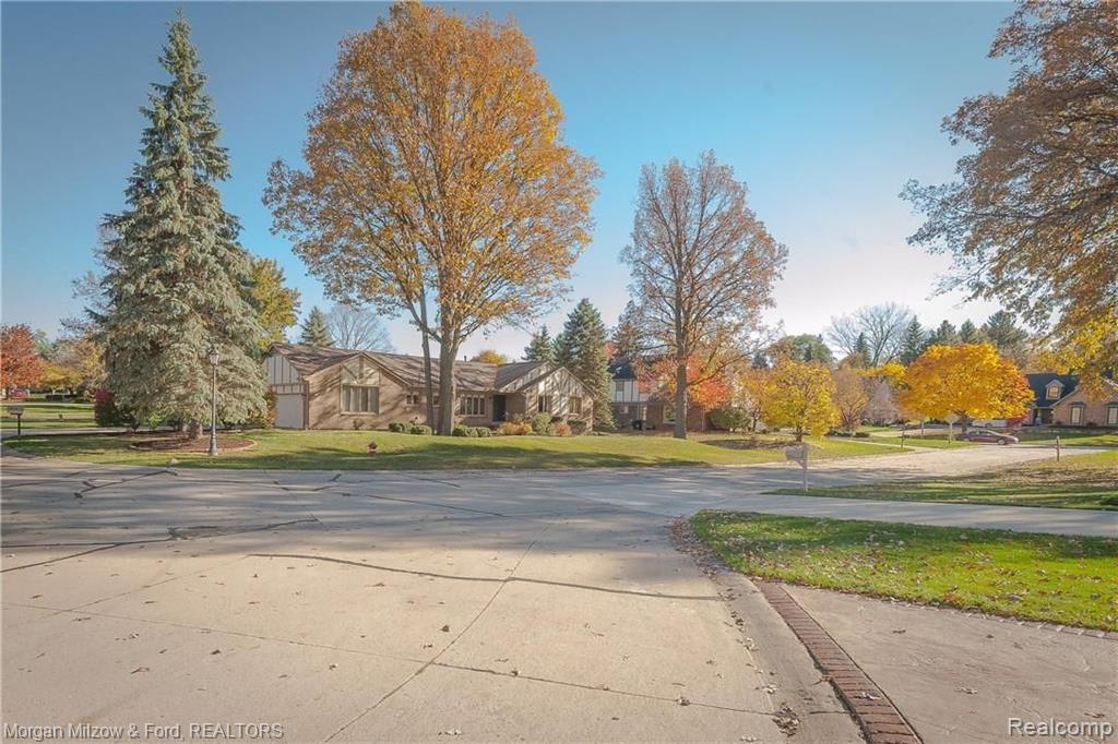 1061 Hidden Lane Rochester Hills, MI 48309 - Photo 1 of 51