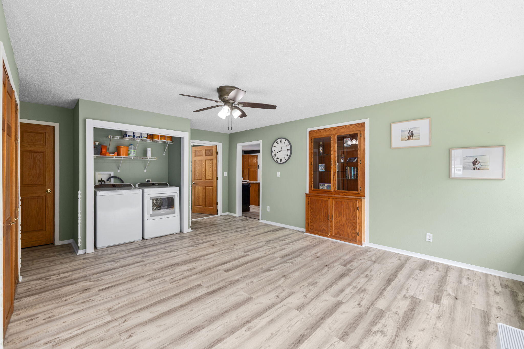 46825 Oak Hill Road Dresbach, MN 55947 - Photo 15 of 25 Second Family Room