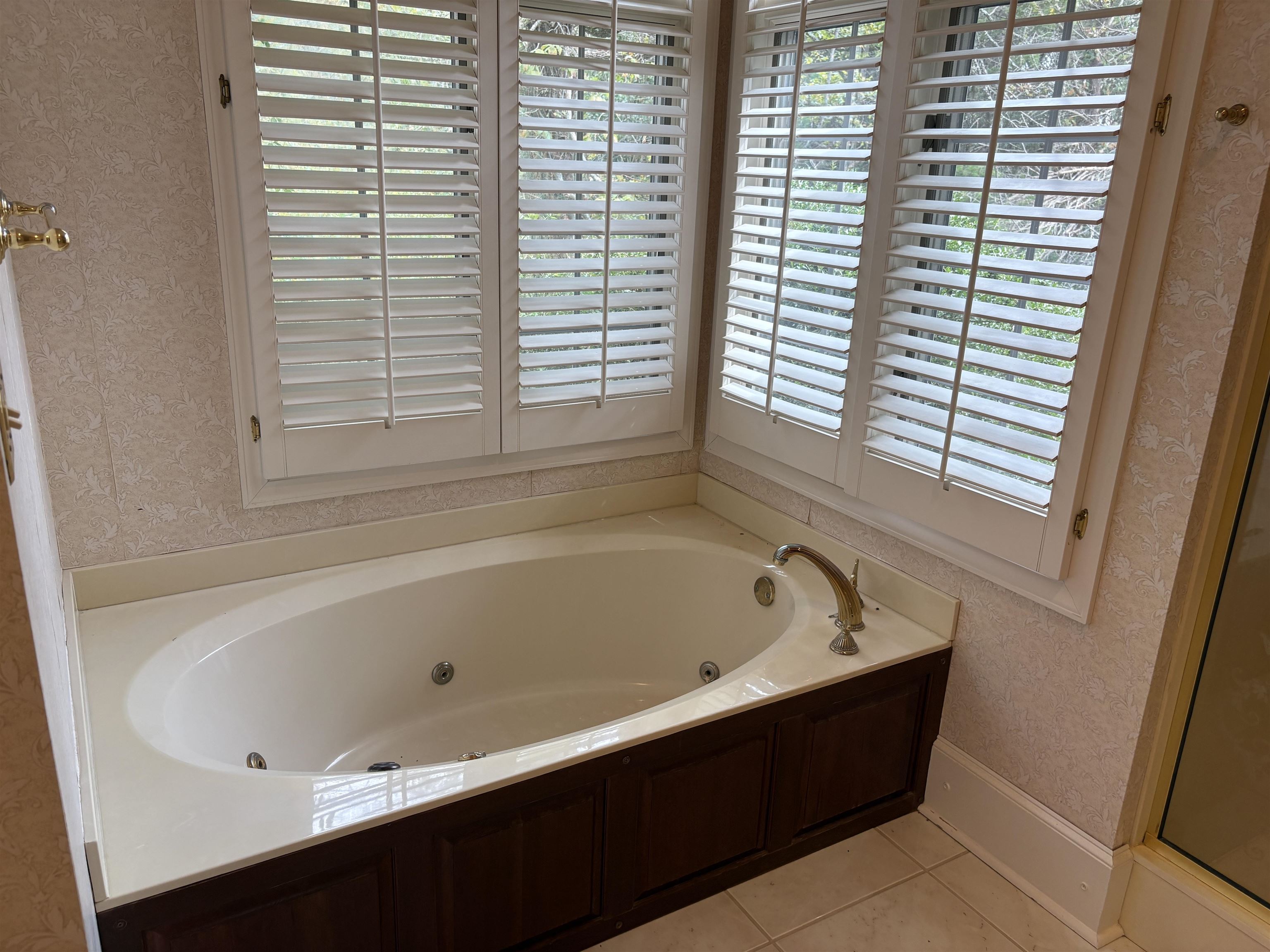 1200 Sand Ridge Bargerton Road Lexington, TN 38351 - Photo 35 of 40 a bath tub sitting in a bathroom next to a window