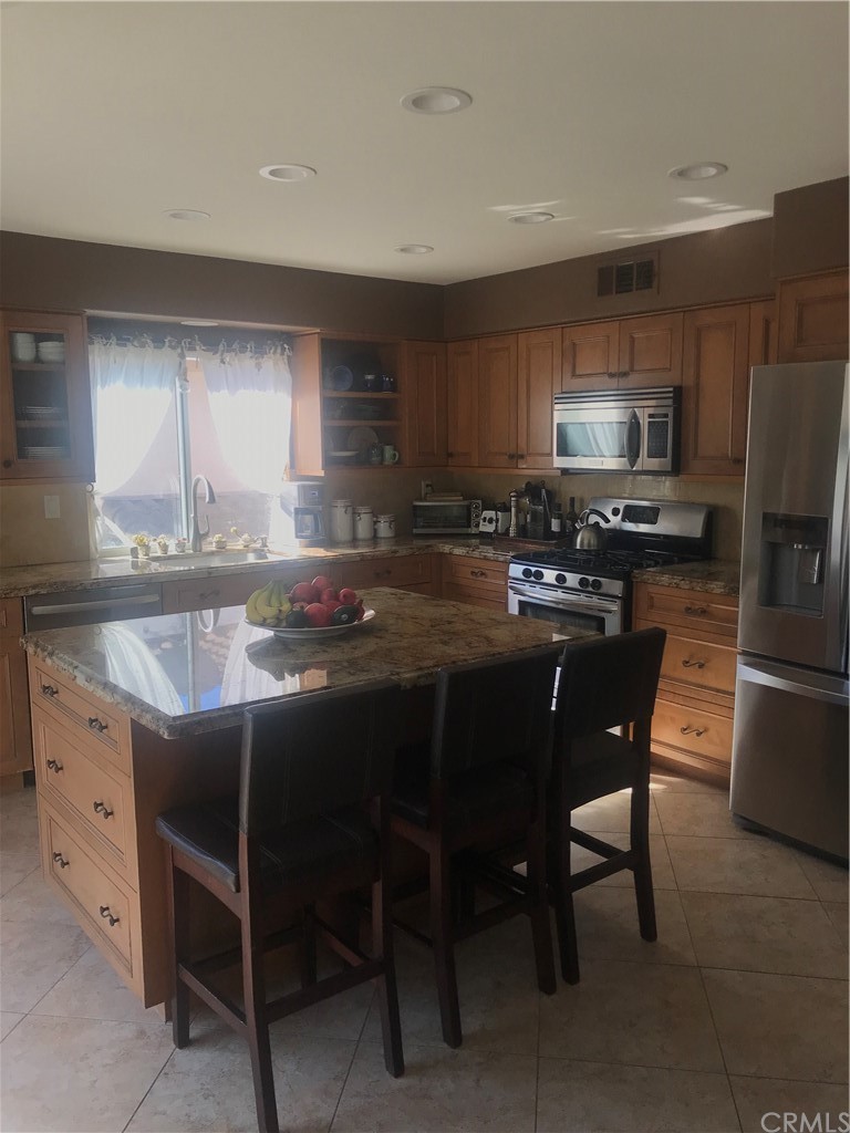 29 Montgomery Mission Viejo, CA 92692 - Photo 17 of 27 Kitchen with island and bar seating