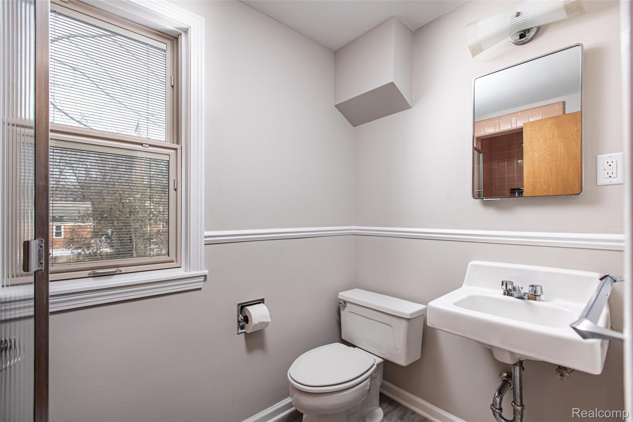 3010 Bamlet Road Royal Oak, MI 48073 - Photo 14 of 21 Upstairs Full Bath