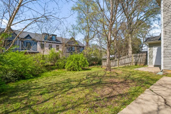 a view of a backyard