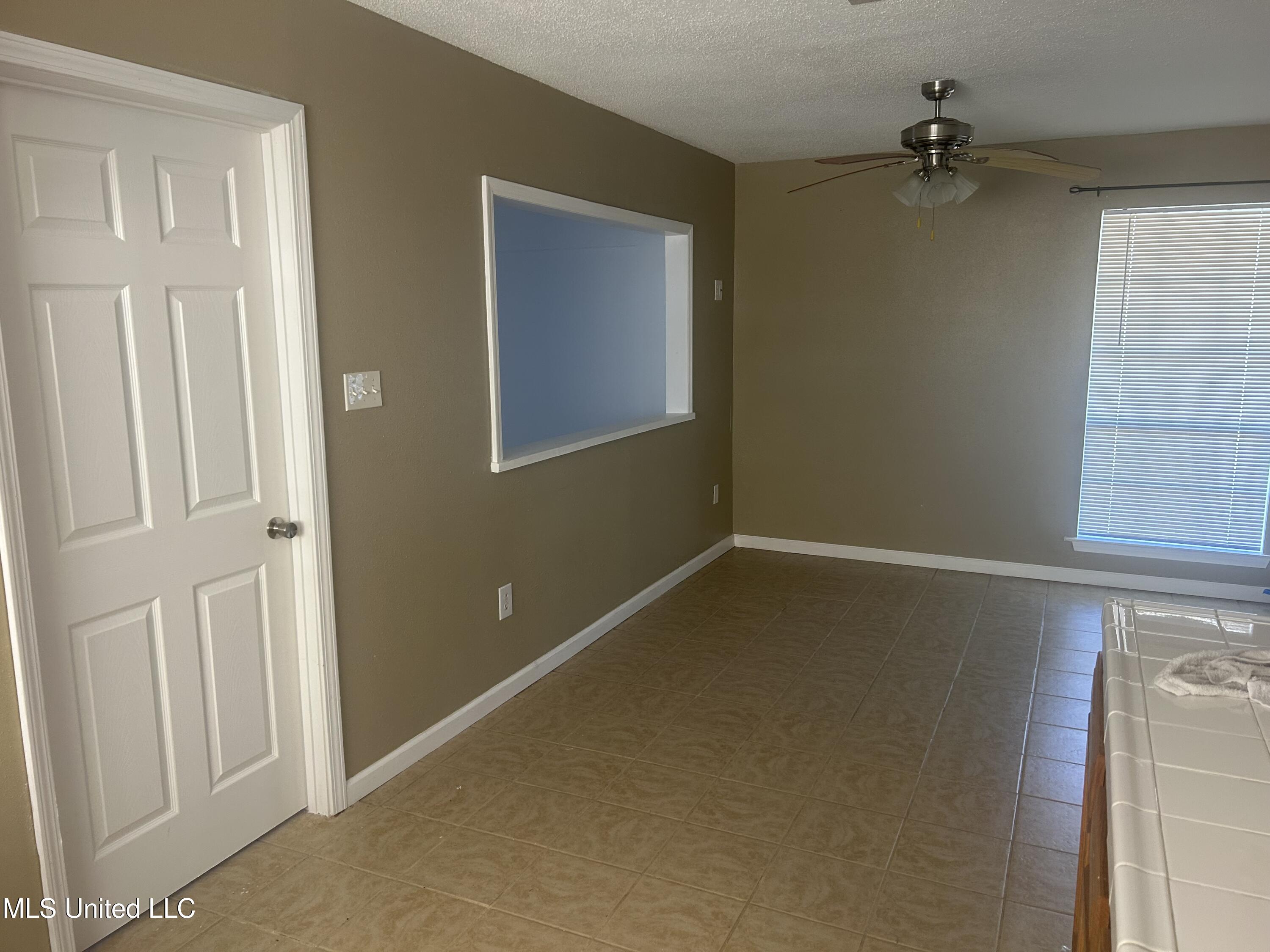5621 Picidally Circle Gautier, MS 39553 - Photo 4 of 18 Living Room