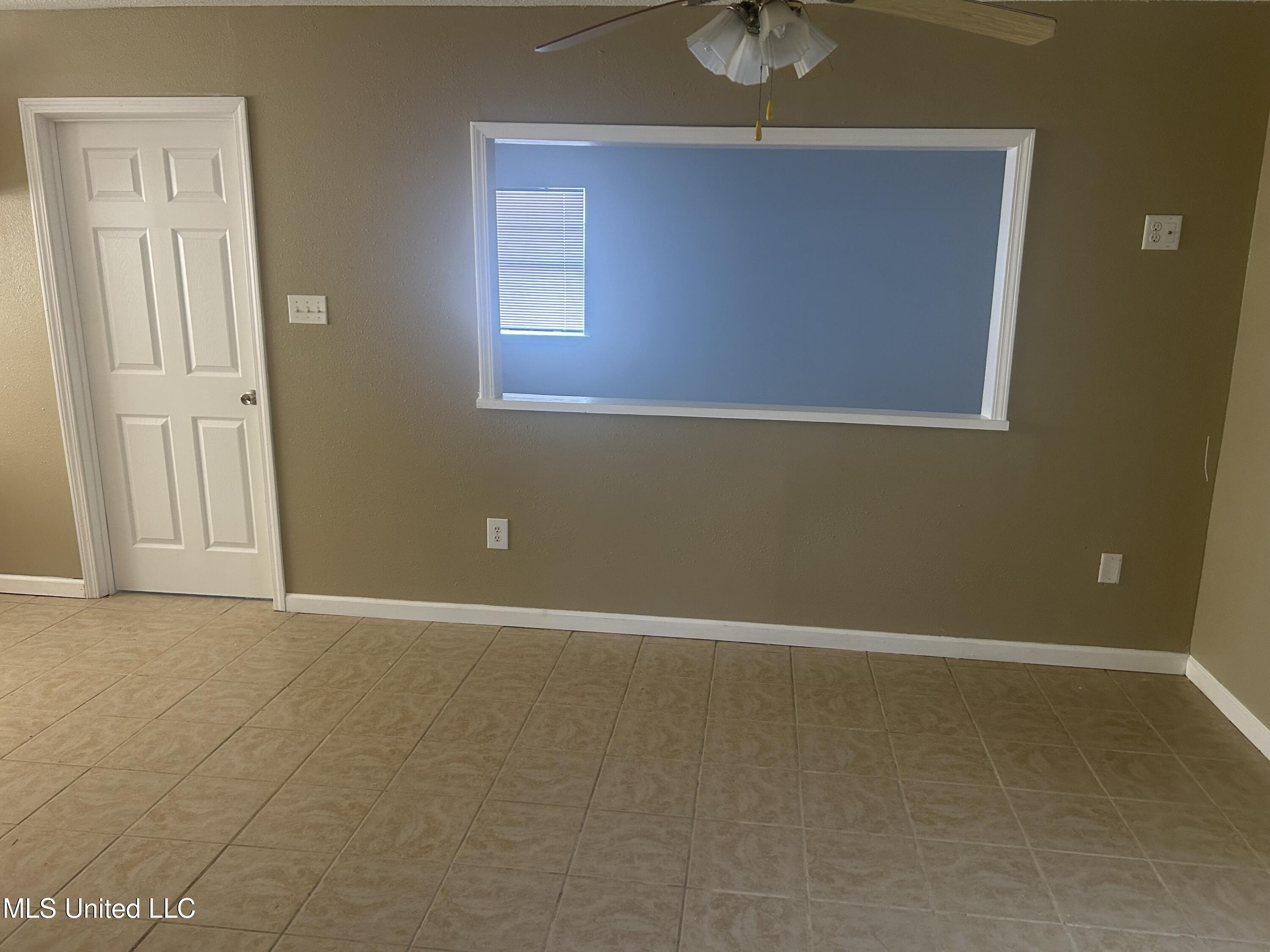 5621 Picidally Circle Gautier, MS 39553 - Photo 5 of 18 Living Room