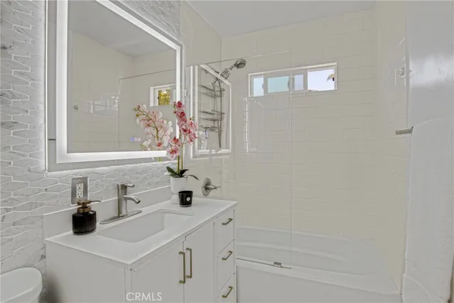 $1,195,000 | 17941 Emelita Street, Encino, CA 91316