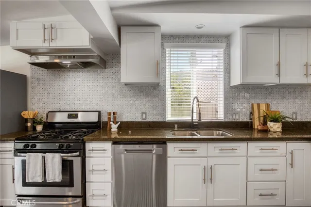 $1,195,000 | 17941 Emelita Street, Encino, CA 91316