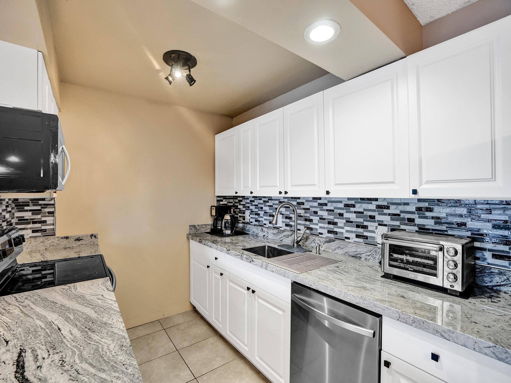 3014 Cornwall East Boca Raton, FL 33434 - Photo 8 of 40 Photo 8