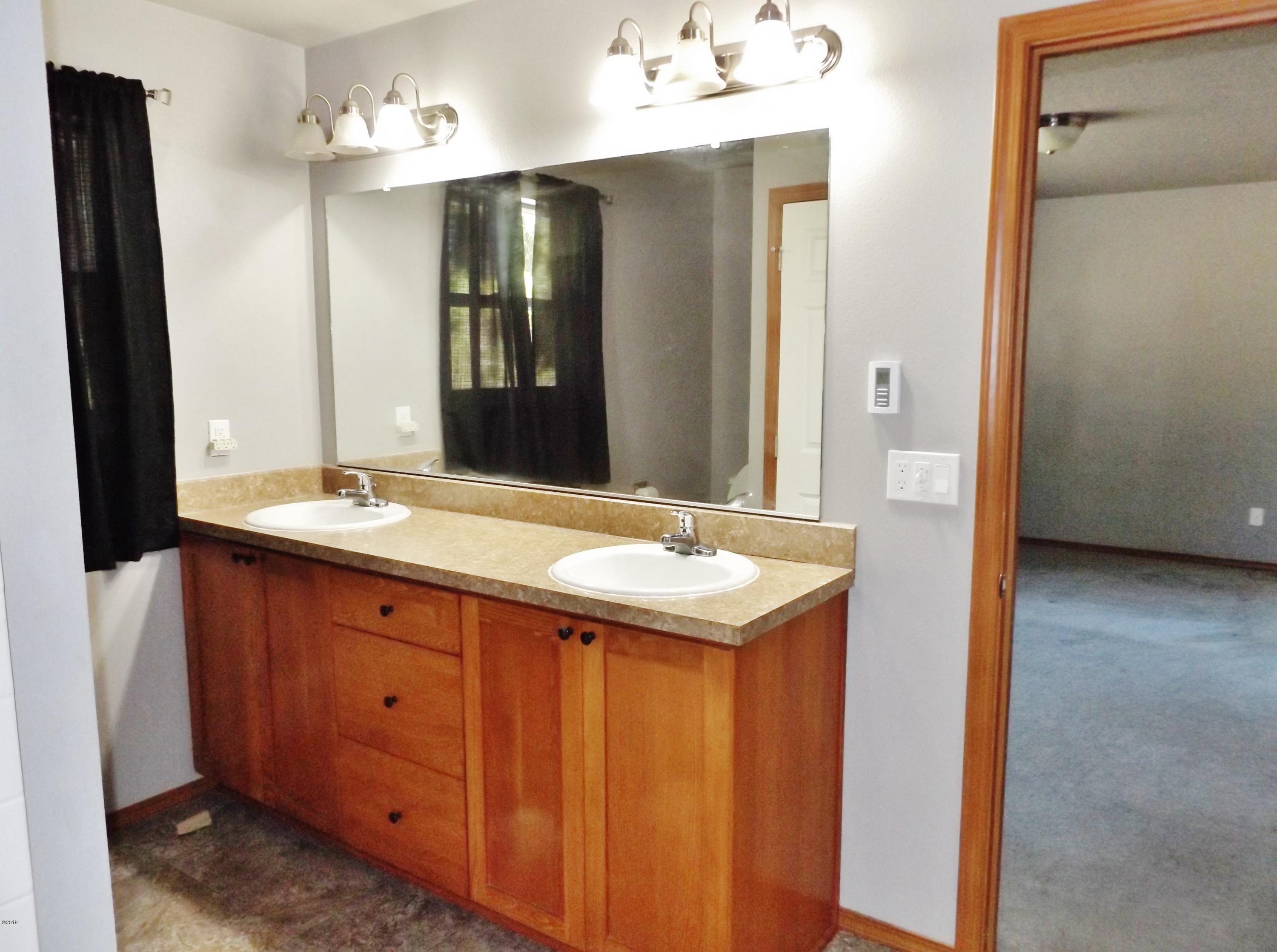 353 East Darkey Creek Road Waldport, OR 97394 - Photo 28 of 35 Master Bath