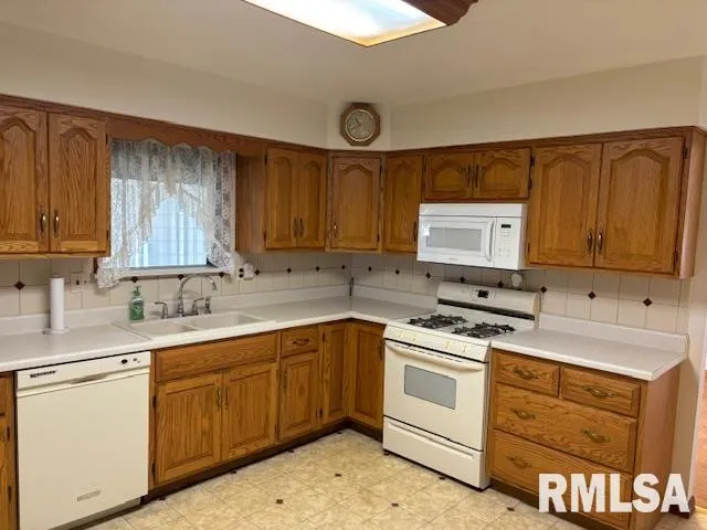 $249,000 | 32624 Route 111 Road, Modesto, IL 62667