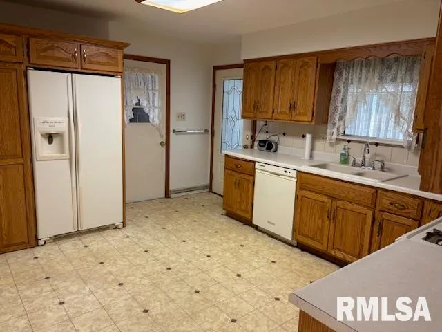 $249,000 | 32624 Route 111 Road, Modesto, IL 62667
