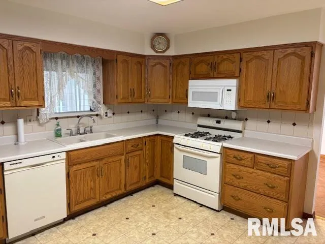 $249,000 | 32624 Route 111 Road, Modesto, IL 62667