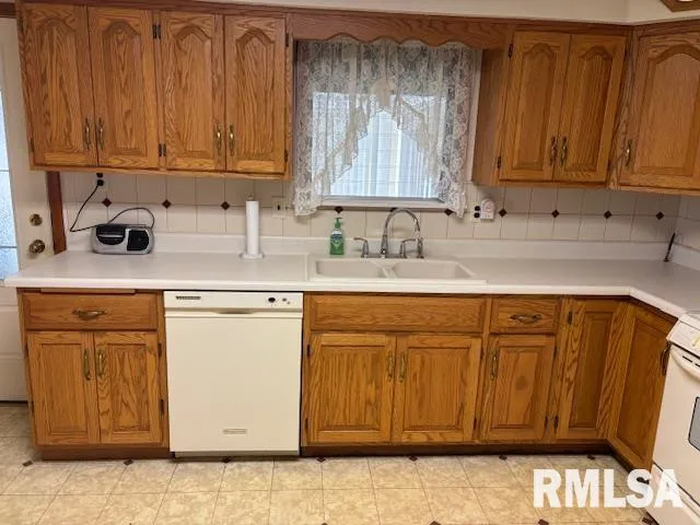 $249,000 | 32624 Route 111 Road, Modesto, IL 62667