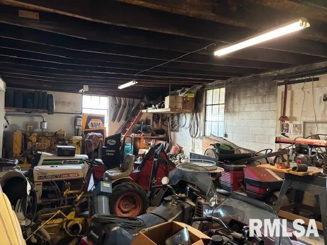 $249,000 | 32624 Route 111 Road, Modesto, IL 62667