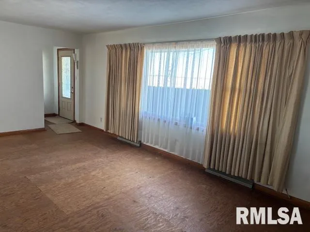 $249,000 | 32624 Route 111 Road, Modesto, IL 62667