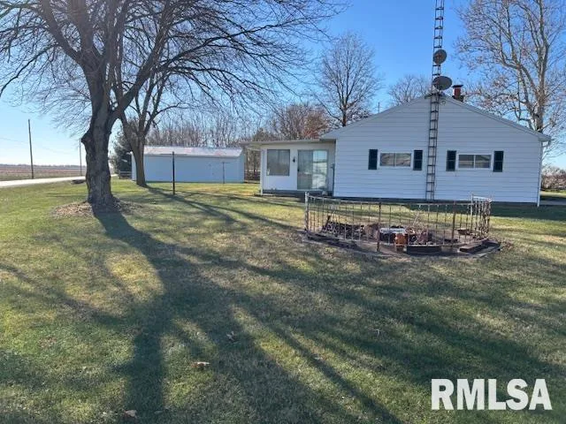 $249,000 | 32624 Route 111 Road, Modesto, IL 62667