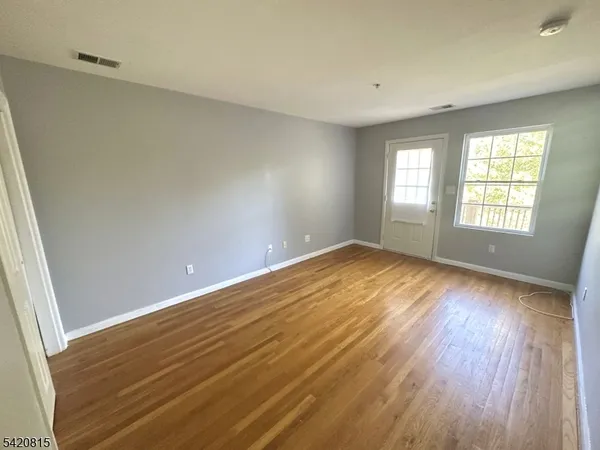 $2,295 | 111 Harris Avenue, Unit 5, Middlesex, NJ 08846