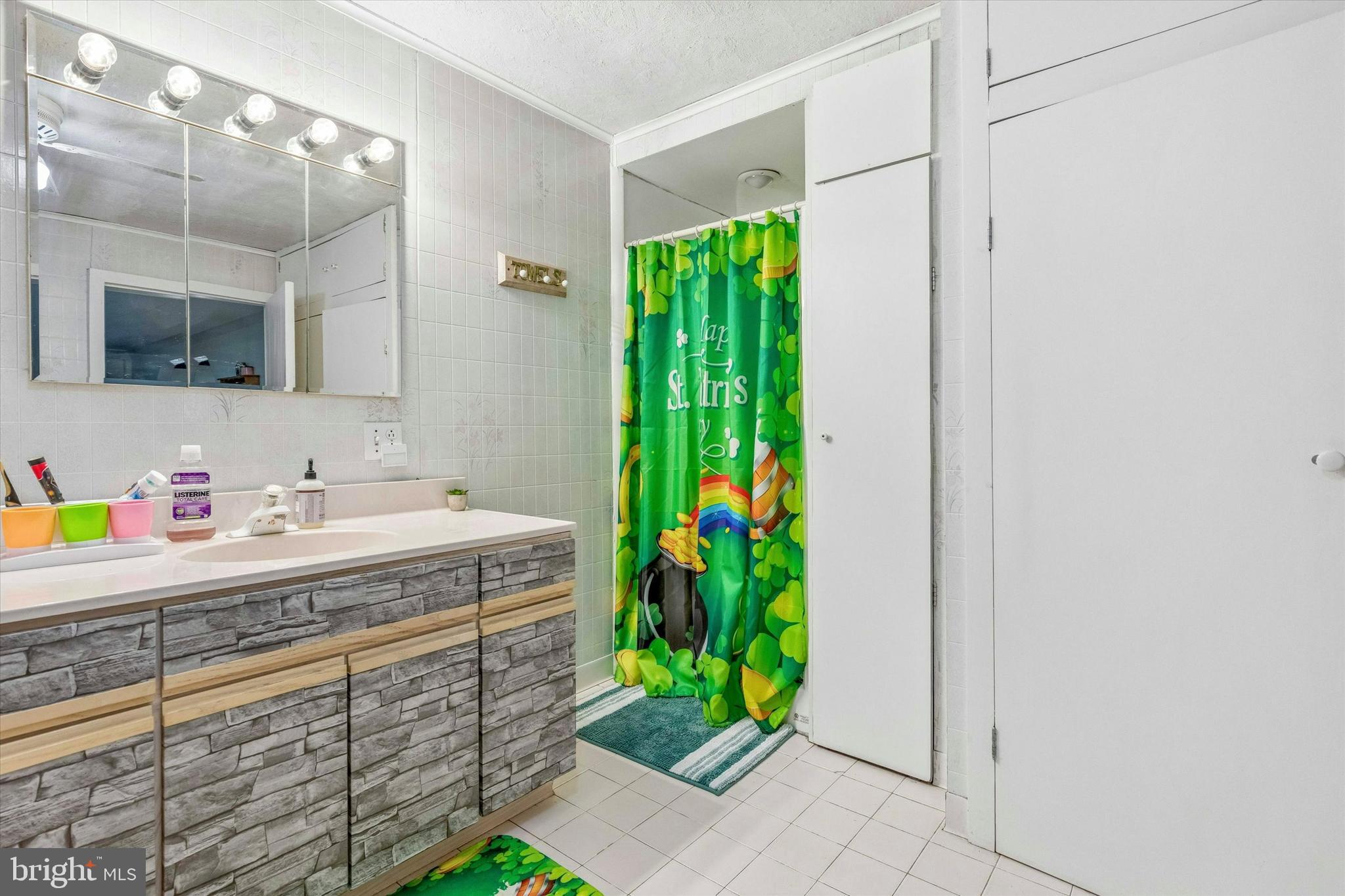 3006 Wild Run Road Pennsburg, PA 18073 - Photo 19 of 30 Hall bath/laundry combination