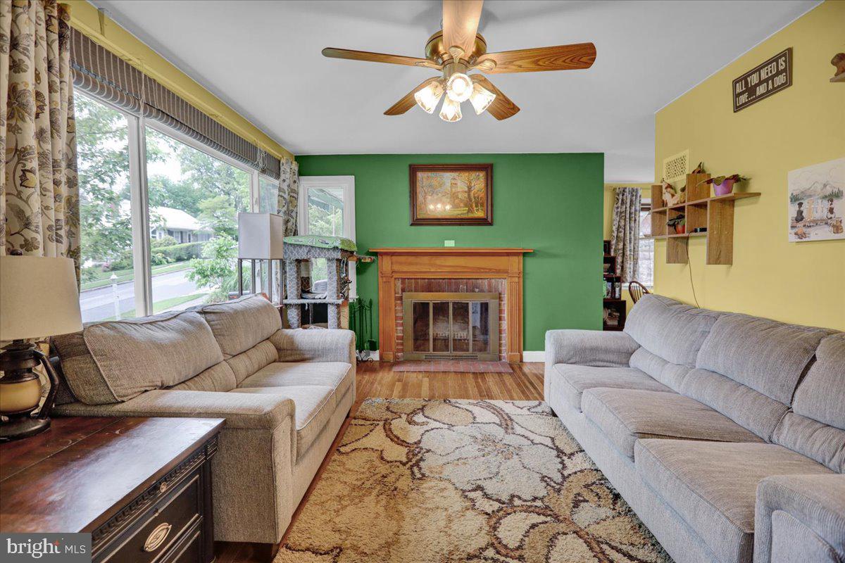 59 Upland Road Reading, PA 19609 - Photo 11 of 30 Living room