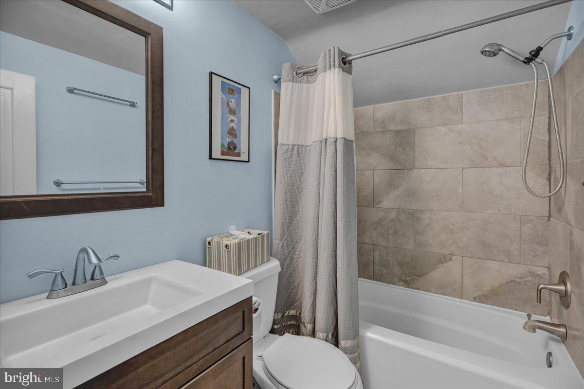 59 Upland Road Reading, PA 19609 - Photo 24 of 30 Main bath