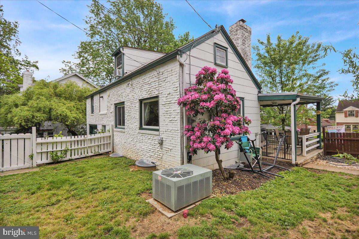 59 Upland Road Reading, PA 19609 - Photo 5 of 30 Side yard