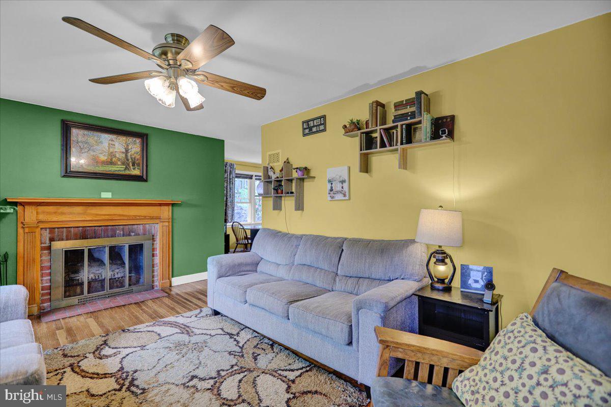 59 Upland Road Reading, PA 19609 - Photo 9 of 30 Living room