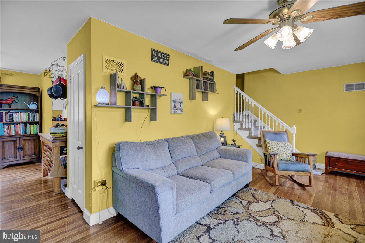 59 Upland Road Reading, PA 19609 - Photo 10 of 30 Living room