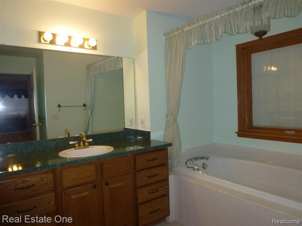 559 Misty Brook Lane Rochester, MI 48307 - Photo 30 of 50 misty brook 026 (Large).jpg
