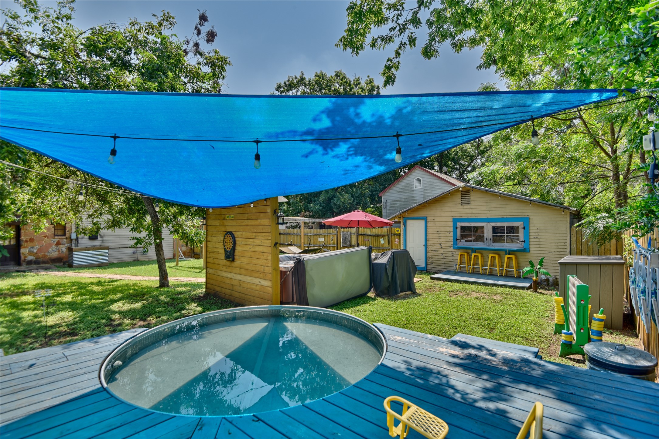 706 South Market Street Brenham, TX 77833 - Photo 27 of 27 a view of a backyard with a tub