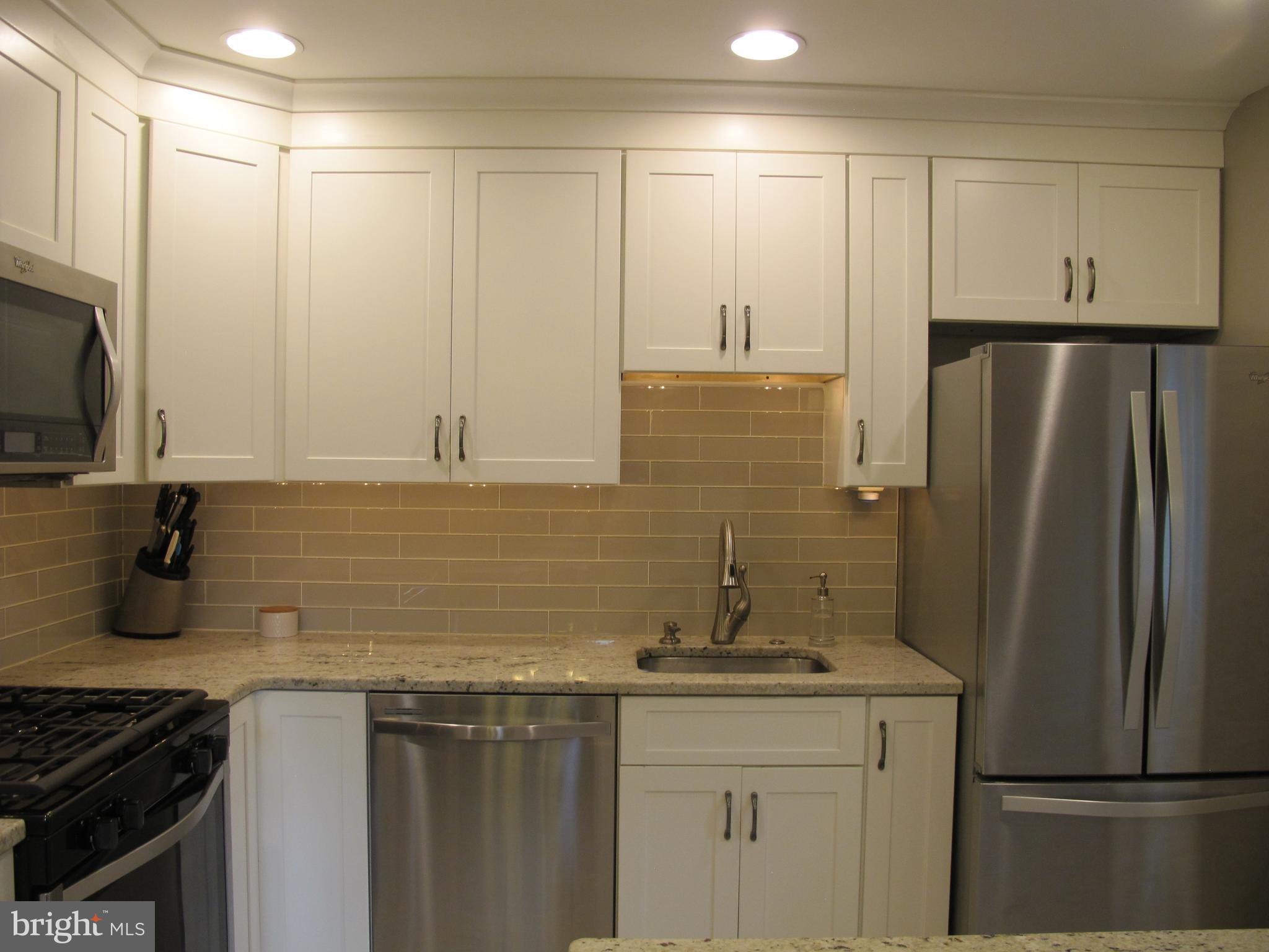 20 Steel Road Havertown, PA 19083 - Photo 15 of 43 Kitchen - refrigerator included in sale