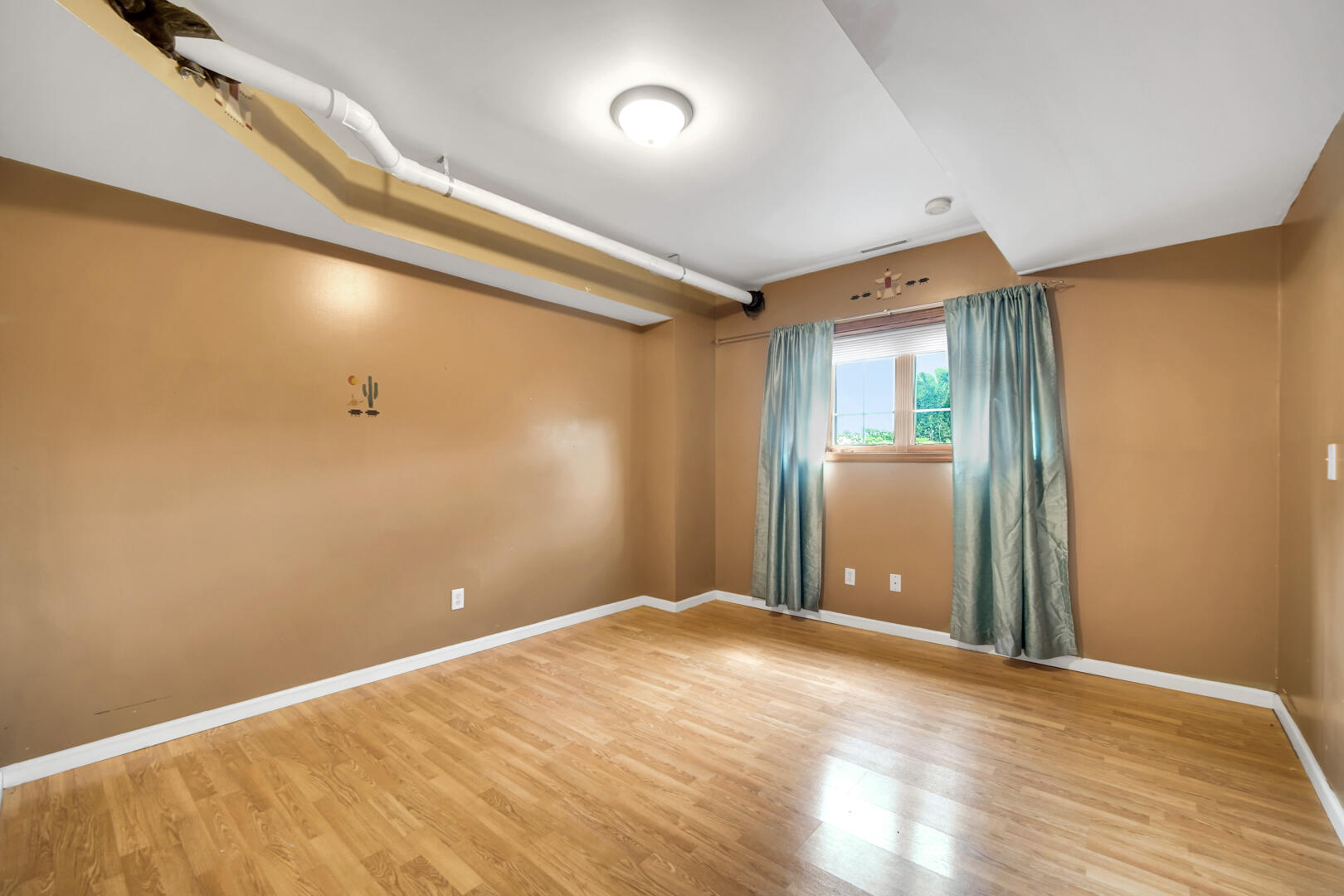 148 Timber Point Court Valparaiso, IN 46385 - Photo 26 of 30 a view of a livingroom with wooden floor