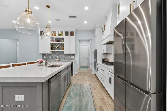 a view of entryway of the house