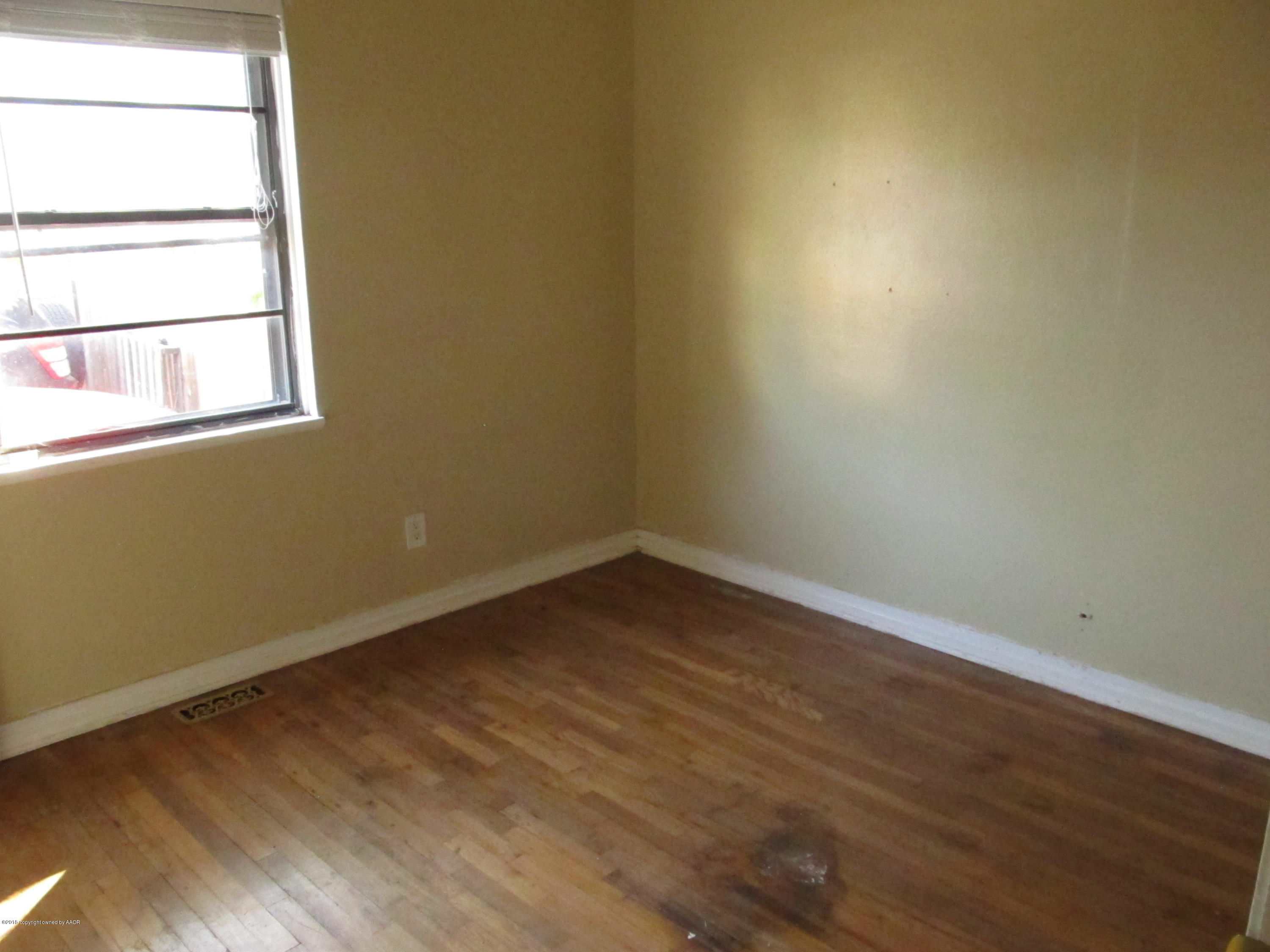 4420 South Travis Street Amarillo, TX 79110 - Photo 7 of 9 an empty room with a window