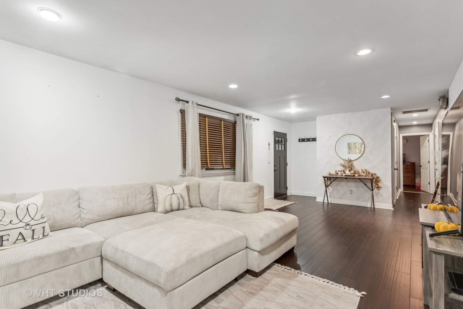 79 Sheffield Road Montgomery, IL 60538 - Photo 5 of 20 a bedroom with furniture and a couch