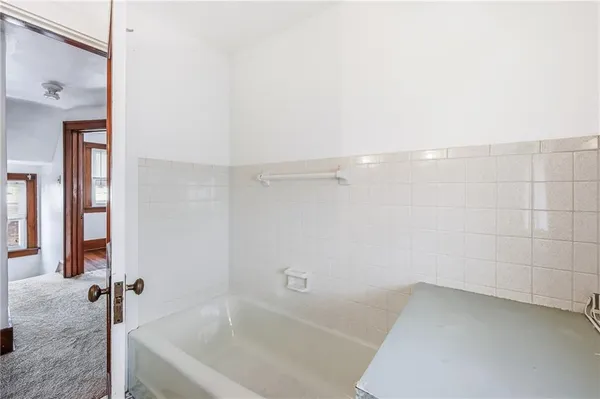 a view of empty room with ceiling fan
